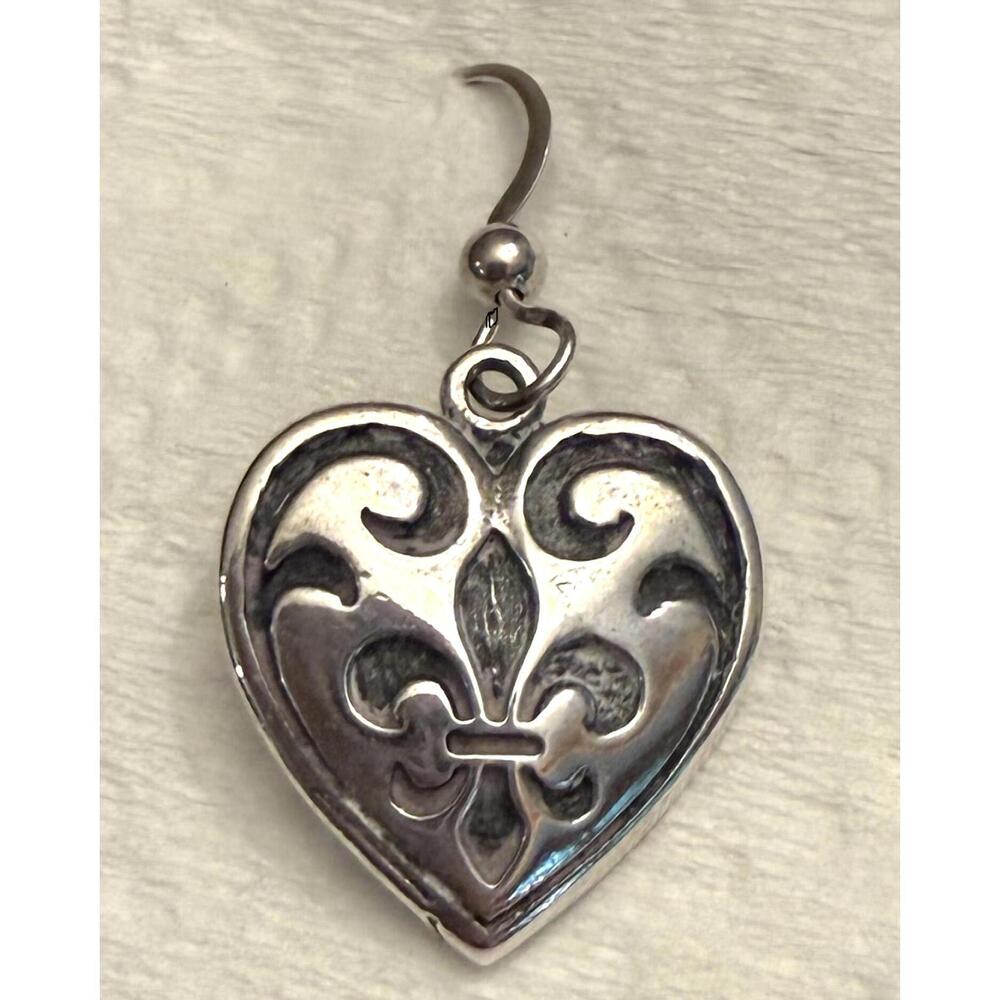 NEW MADISON women's engraved fleur de lis heart earrings in silver